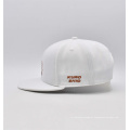 Campa de snapback branca de 6 painéis com placa de metal